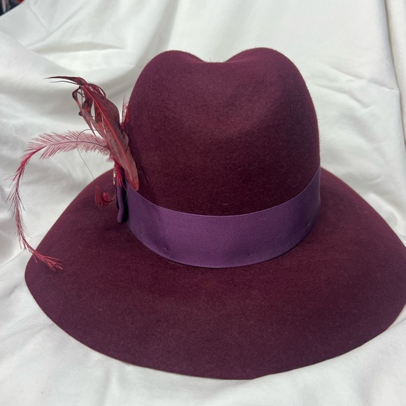 Authentic GUCCI Felt and Pheasant Feather GG Trilby Hat in Burgundy. - Picture 3 of 10